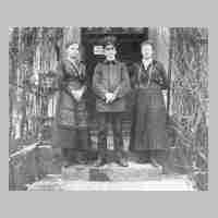 094-0007 Im Januar 1919 vor dem alten Posthaus in Schirrau. Links Meta Darge, in der Mitte ein Herr Sziede. Die Dame rechts ist Therese Nast.jpg